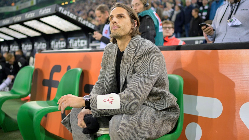 Bald wieder im Tor statt an der Seitenlinie? Yann Sommer, Torhüter von Borussia Mönchengladbach, könnte noch vor der WM-Pause in den Kader der Fohlen zurückkehren. Das Foto zeigt ihn am 4. November 2022 beim Spiel gegen den VfB Stuttgart in Privatkleidung auf der Bank des VfL.