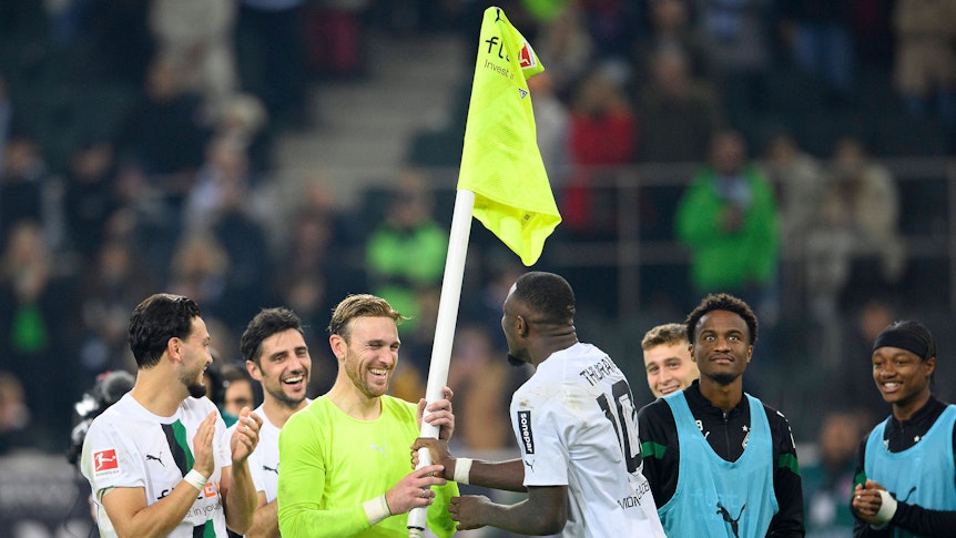 Glückliche Gesichter nach Spielende: Keeper Tobias Sippel lässt sich von Marcus Thuram und weiteren Teamkollegen von Borussia Mönchengladbach mit dem berühmten Eckfahnen-Jubel nach dem Match gegen den VfB Stuttgart am Freitag (4. November 2022) feiern.