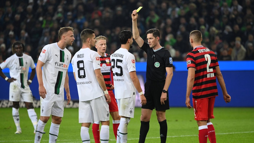 Ramy Bensebaini von Borussia Mönchengladbach sah am Freitag (4. November 2022) in der 17. Spielminute im Spiel gegen den VfB Stuttgart von Schiedsrichter Dr. Matthias Jöllenbeck die Gelbe Karte.