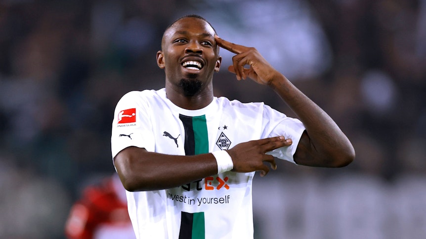 Zwei Finger an die Schläfe, zwei Finger auf den Bizeps: So feiert Marcus Thuram von Borussia Mönchengladbach sein Tor gegen den VfB Stuttgart am 4. November 2022.