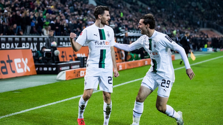 Jonas Hofmann (l.) bejubelt seinen Treffer zum 1:0 für Borussia Mönchengladbach am 4. November 2022 gegen den VfB Stuttgart. Joe Scally ist als erster Gratulant zur Stelle.