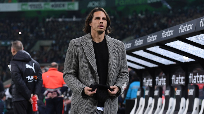 Yann Sommer in Straßenkleidung am Spielfeldrand des Borussia-Park am 4. November 2022. Beim Spiel von Borussia Mönchengladbach gegen den VfB Stuttgart fehlt er verletzungsbedingt.