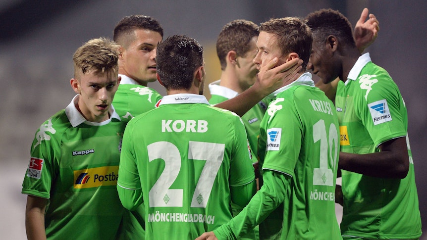 Sinan Kurt von Borussia Mönchengladbach in einer Jubeltraube nach einem Tor im Testspiel gegen Besiktas Istanbul am 13. Januar 2014.