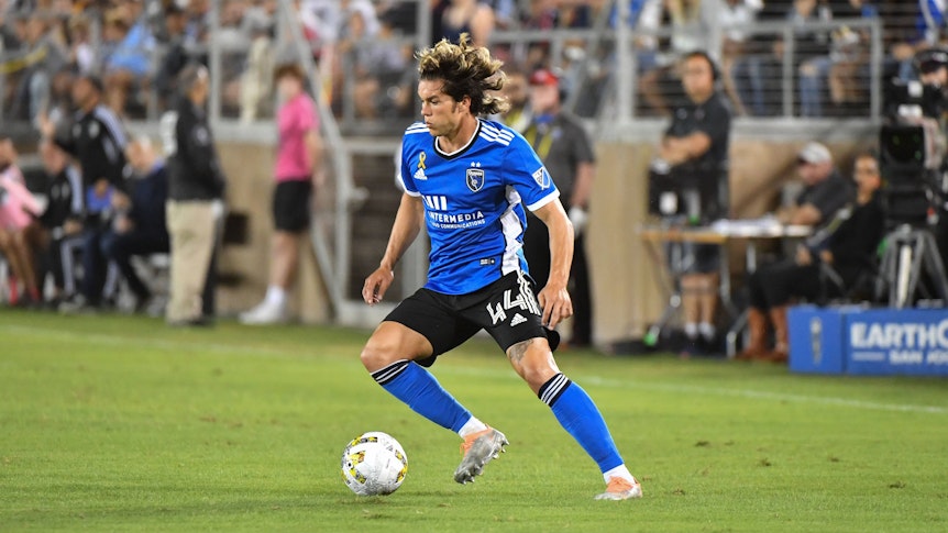 Cade Cowell, hier am 24. September 2022 beim MLS-Spiel der San José Earthquakes bei Los Angeles Galaxy, führt den Ball am Fuß.
