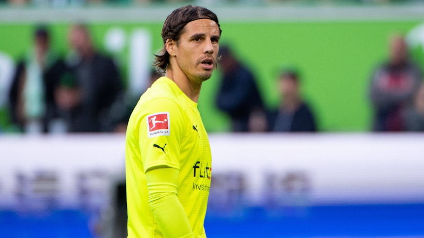 Yann Sommer, Torhüter bei Borussia Mönchengladbach, fehlt seinem Klub derzeit mit einer Sprunggelenksverletzung. Das Foto zeigt ihn am 15. Oktober 2022 beim Auswärtsspiel in Wolfsburg unzufrieden schauend.