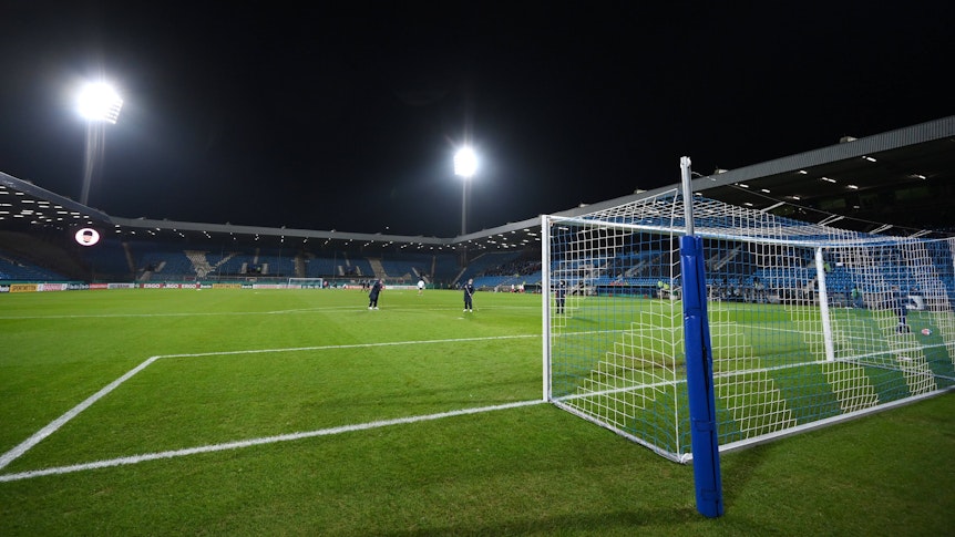 Flutlicht-Duell in Bochum: In der Fußball-Bundesliga treffen am heutigen Dienstag (8. November 2022) der VfL Bochum und Borussia Mönchengladbach aufeinander. Dieses Foto zeigt das Ruhrstadion am 22. Januar 2022. Das Flutlicht ist eingeschaltet, die Greenkeeper pflegen den Rasen.