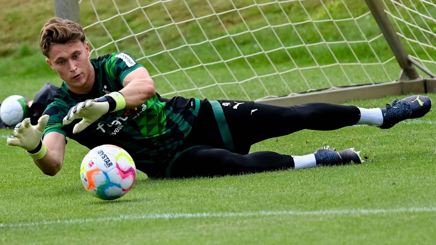 Jan Olschowsky könnte am Dienstag (8. November 2022) sein Profi-Debüt für Borussia Mönchengladbach geben. Das Foto zeigt ihn im Training am 4. August 2022.