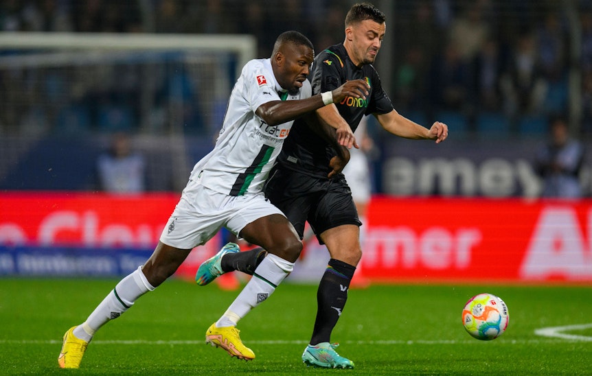 Gladbach-Stürmer Marcus Thuram (l.) im Auswärts-Duell mit Bochums Philipp Förster (r.) am Dienstagabend (8. November 2022) im Ruhrstadion. Am Ende siegten die Gastgeber mit 2:0. Thuram und Förster kämpfen um den Ball.