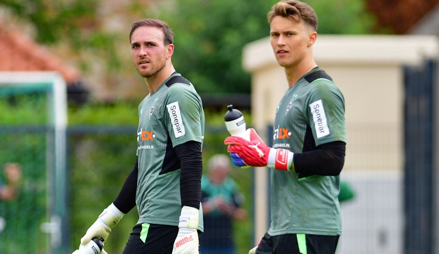 Die Gladbach-Torhüter Tobias Sippel (l.) und Jan Olschowsky (r.), auf diesem Foto am 20. Juli 2021 gemeinsam im Trainingslager in Harsewinkel zu sehen. Die beiden schauen in Richtung des Fotografen.