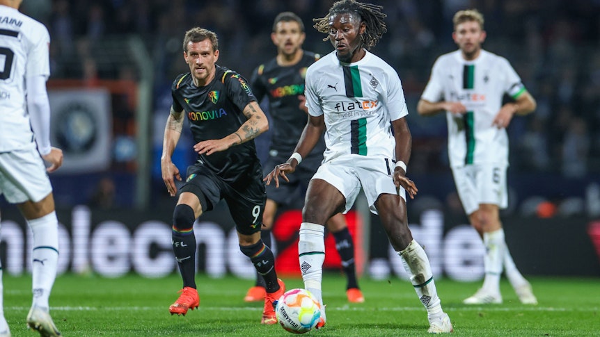 Im Vonovia Ruhrstadion trifft Borussia Mönchengladbach am 14. Bundesliga-Spieltag am Dienstag (8. November 2022) bei Flutlicht auf den VfL Bochum. Das Foto zeigt Gladbachs Manu Koné (r.) im Zweikampf mit Bochums Simon Zoller (l.).