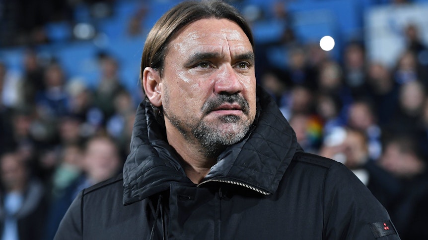 Daniel Farke, Trainer von Borussia Mönchengladbach, war mit der Leistung seines Teams beim Auswärtsspiel in Bochum am Dienstag (8. November 2022) besonders in der Anfangsphase überhaupt nicht einverstanden. Das Foto zeigt den 46-Jährigen an der Seitenlinie stehend.