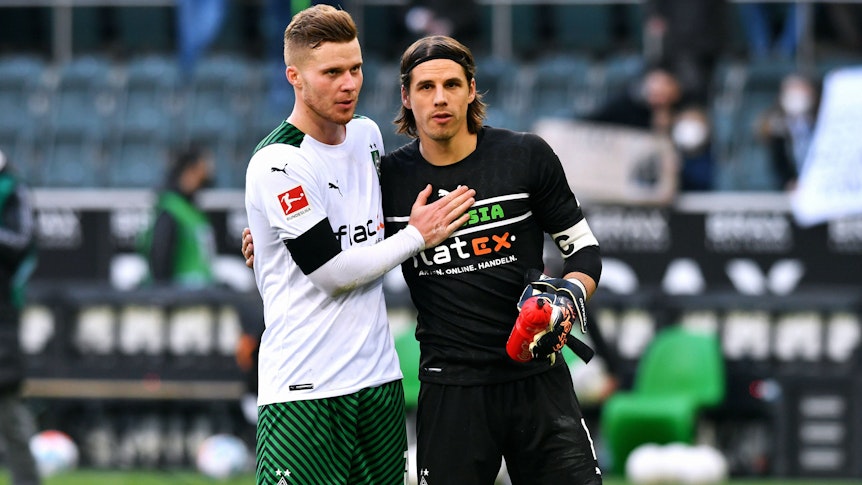 Nico Elvedi (l.) und Yann Sommer (r.) von Borussia Mönchengladbach fahren mit der Nationalmannschaft der Schweiz zur Weltmeisterschaft nach Katar. Das Foto zeigt beide am 26. Februar bei einem Spiel in Wolfsburg.