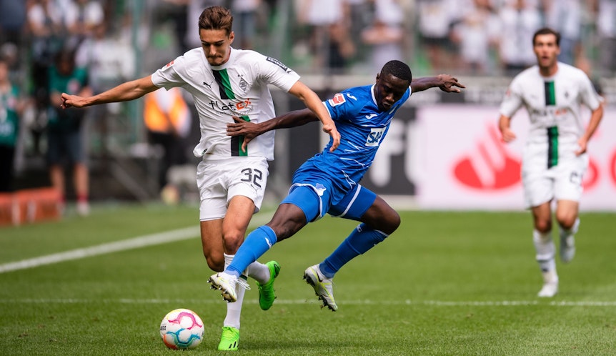 Gladbachs Florian Neuhaus (l.) und Hoffenheims Diadie Samassekou kämpfen am 6. August 2022 im Bundesliga-Duell im Borussia-Park um den Ball.