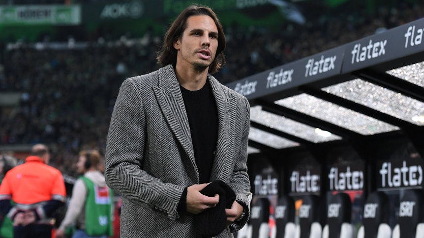 Yann Sommer, Torwart von Fußball-Bundesligist Borussia Mönchengladbach, ist aktuell am Sprunggelenk verletzt. Ist die WM-Teilnahme des Schweizer Nationalspielers in Gefahr? Dieses Foto zeigt Sommer am 4. November 2022 im Borussia-Park. Sommer trägt einen Mantel und hält eine Mütze in seinen Händen.