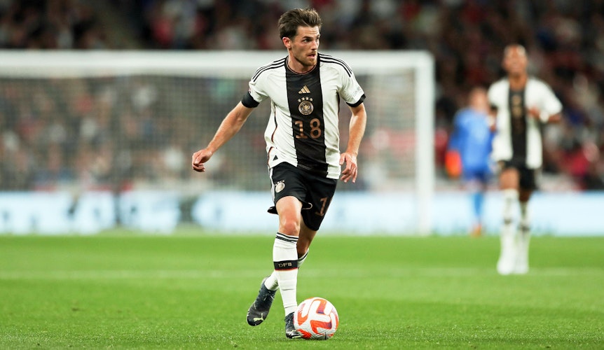 Gladbach-Profi Jonas Hofmann, hier zu sehen am 26. September 2022 im Spiel gegen England in Wembley, ist am Donnerstag (10. November) von DFB-Bundestrainer Hansi Flick für die WM in Katar nominiert worden. Hofmann hat den Ball am rechten Fuß und schaut auf das Spielgeschehen.