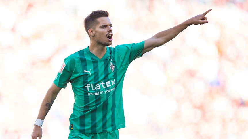 Julian Weigl von Borussia Mönchengladbach gibt während des Spiels beim SC Freiburg am 11. September 2022 Anweisungen. Weigl zeigt mit dem linken Arm nach vorne und ruft etwas.