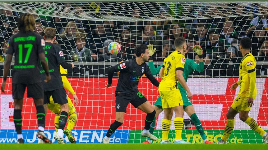 Borussia Mönchengladbach hat am Freitag (11. November 2022) 4:2 gegen Borussia Dortmund gewonnen. Das Foto zeigt Torschütze Ramy Bensebaini nach dem Kopfballtreffer zum 2:1.