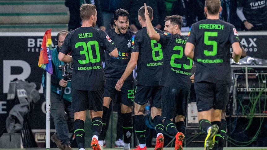Borussia Mönchengladbach hat am Freitag (11. November 2022) 4:2 gegen Borussia Dortmund gespielt. Das Foto zeigt das Team beim Torjubel zum 2:1.