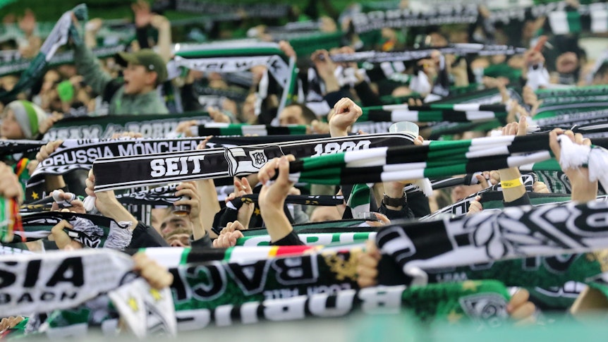 Die Fans von Borussia Mönchengladbach am 11. November 2022 beim Heimspiel gegen Borussia Dortmund in der Nordkurve im Borussia-Park. Die Anhänger halten Schals in die Luft.