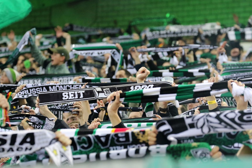 Die Fans von Borussia Mönchengladbach am 11. November 2022 beim Bundesliga-Heimspiel gegen Borussia Dortmund in der Nordkurve im Borussia-Park.