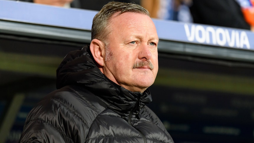 Roland Virkus, Sportdirektor von Borussia Mönchengladbach, schaut ernst beim Bundesliga-Auswärtsspiel beim VfL Bochum am 8. November 2022.