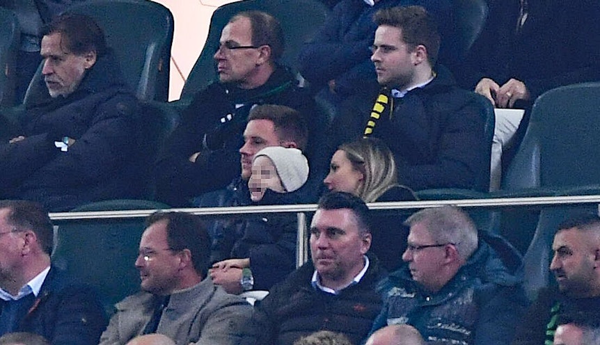 Prominenter Besuch im Borussia-Park: Marc-André ter Stegen (M.), Torhüter des FC Barcelona, verfolgt mit seiner Frau Daniela und Sohn Ben den Bundesliga-Sieg (11. November 2022) von Borussia Mönchengladbach gegen Borussia Dortmund. DFB-Nationalspieler ter Stegen und seine Frau sind gebürtige Gladbacher. Sein Sohn sitzt auf seinem Schoß.