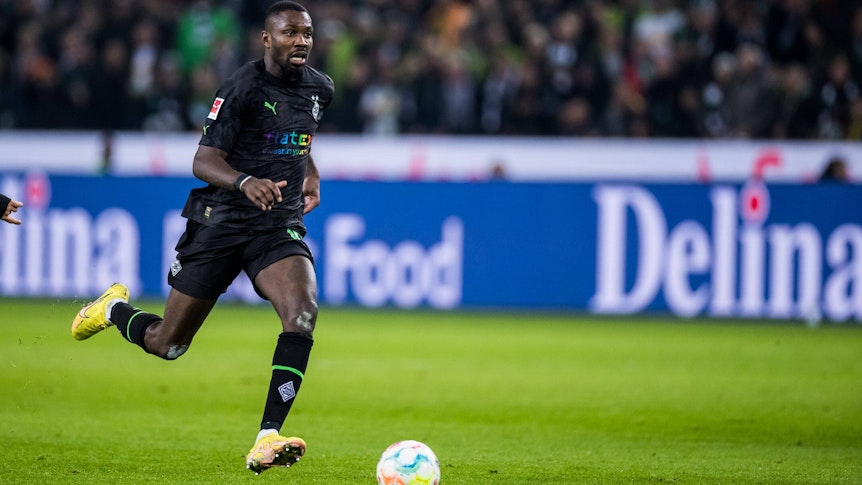 Marcus Thuram holte am Freitag (11. November 2022) mit Borussia Mönchengladbach einen 4:2-Sieg gegen Borussia Dortmund. Das Foto zeigt den Franzosen beim Sprint mit Ball.