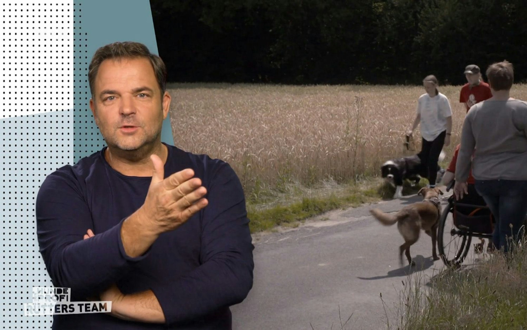 Martin Rütter bekommt es in einer neuen Folge seiner VOX-Show „Der Hundeprofi - Rütters Team“ (TV-Ausstrahlung: 12. November 2022) mit Mischlings-Rüde Leon zu tun. Das Foto zeigt den Hunde-Experten im Inbox-Interview, während Leon über einen Feldweg spaziert.