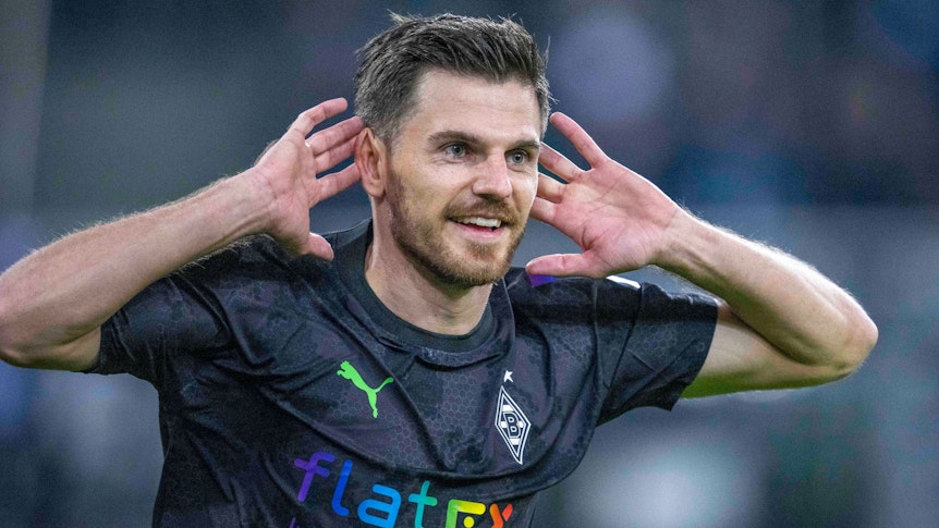 Jonas Hofmann von Borussia Mönchengladbach überzeugte beim 4:2-Sieg seines Teams gegen Borussia Dortmund am Freitag (11. November 2022) abermals auf ganzer Linie. Das Bild zeigt ihn beim Torjubel nach dem frühen 1:0.