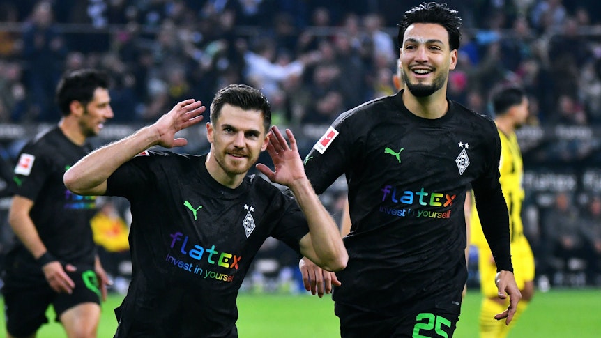 Borussia Mönchengladbach hat am Freitag (11. November 2022) in der Bundesliga einen 4:2-Sieg gegen Borussia Dortmund eingefahren. Das Foto zeigt Jonas Hofmann (l.) und Ramy Bensebaini (r.) beim Torjubel nach dem 1:0.