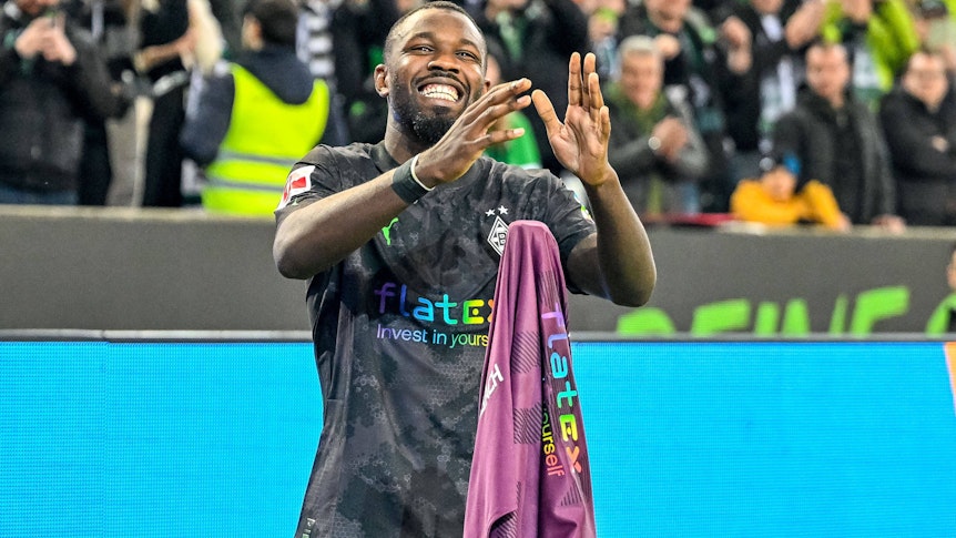 Marcus Thuram von Borussia Mönchengladbach beim Feiern des 4:2-Siegs gegen Borussia Dortmund am 11. November 2022.