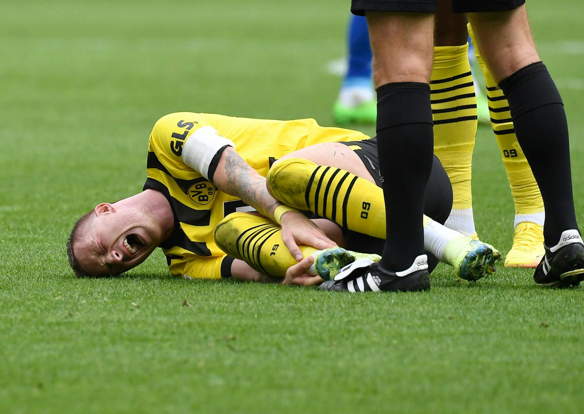 Marco Reus liegt verletzt am Boden.