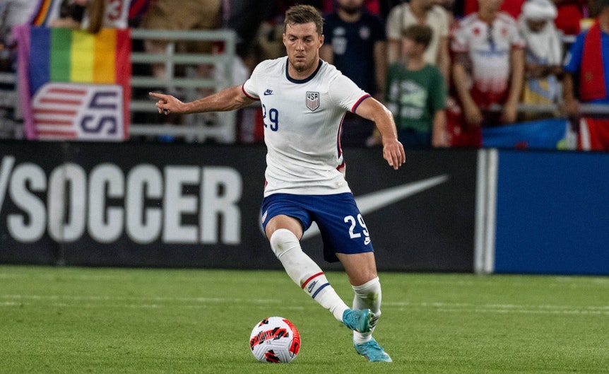 Gladbach-Profi Joe Scally ist bei der Fußball-WM in Katar dabei. Auf diesem Foto ist der US-Amerikaner am 1. Juni 2022 in einem Länderspiel in Cincinnati, Ohio, zu sehen. Der Verteidiger hat den Ball am rechten Fuß.