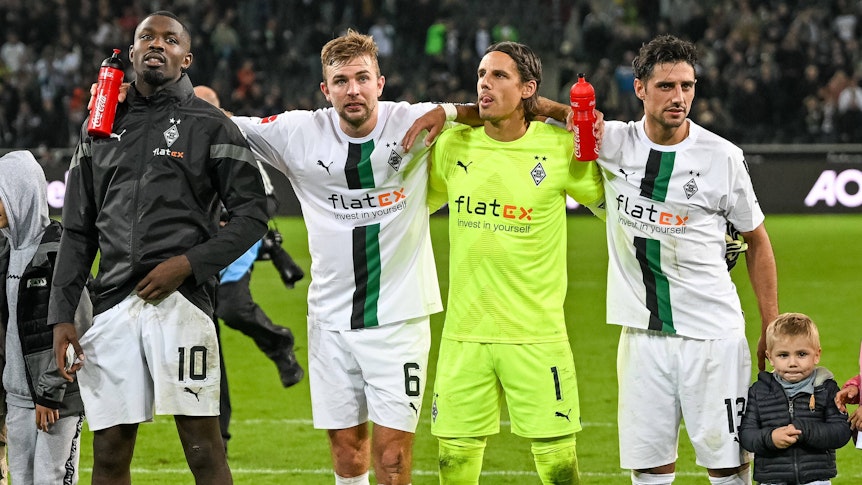 Die Ex-Gladbach-Stars Marcus Thuram (l.) und Yann Sommer (2.v.r.) spielen nun bei Inter Mailand zusammen. Lars Stindl (r.) steht inzwischen beim KSC unter Vertrag. Christoph Kramer (2.v.l.) ist noch bei Borussia.. Auf diesem Foto sind die Profis am 17. September 2022 im Borussia-Park zu sehen. Die Spieler umarmen sich. Sie stehen vor der Nordkurve des Stadions, wo die treuen Fohlen-Fans beheimatet sind.
