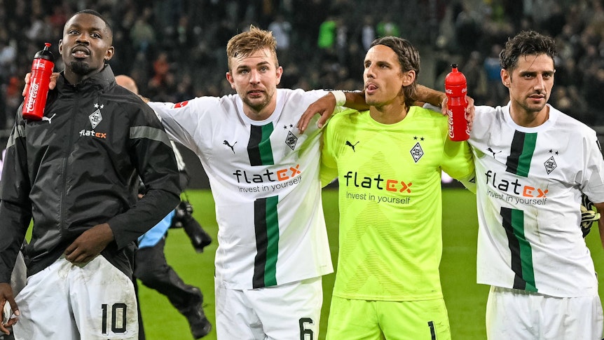 Gladbach-Stars unter sich: Marcus Thuram, Christoph Kramer, Yann Sommer und Kapitän Lars Stindl (v.l.n.r.). Auf diesem Foto sind die Profis am 17. September 2022 im Borussia-Park zu sehen. Die Spieler umarmen sich. Sie stehen vor der Nordkurve des Stadions, wo die treuen Fohlen-Fans beheimatet sind.