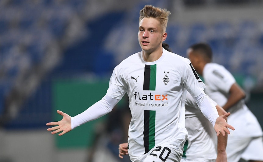 Luca Netz von Fußball-Bundesligist Borussia Mönchengladbach. Auf diesem Foto ist der Linksverteidiger am 18. Oktober 2022 während der DFB-Pokal-Partie bei Zweitligist Darmstadt 98 zu sehen. Netz breitet die Arme aus, er hat zuvor einen Treffer erzielt.