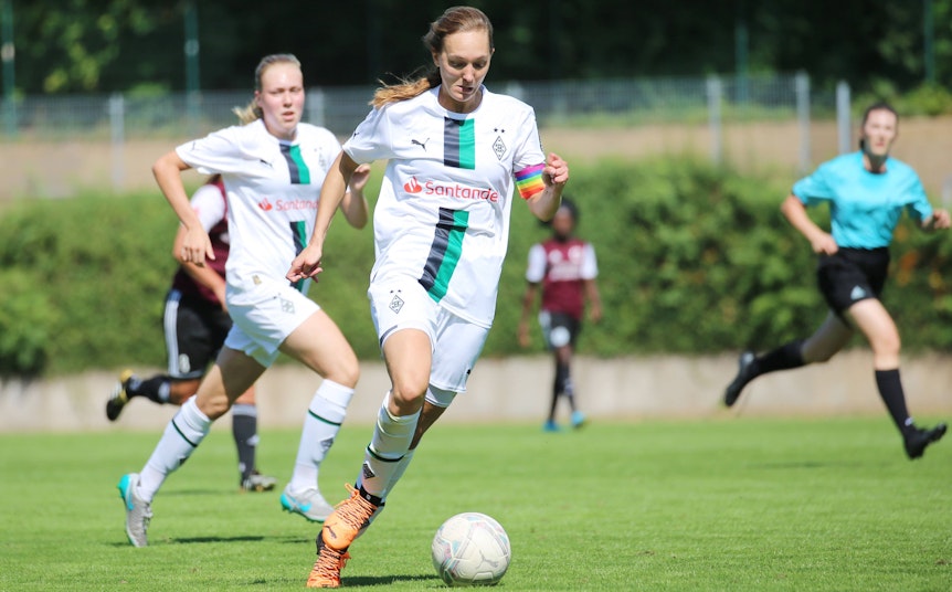 Borussia Mönchengladbach sucht Talente für die Frauen- und Mädchenabteilung. Dieses Symbolfoto zeigt Borussias Spielführerin Sarah Schmitz im Regionalliga-Duell gegen den VfR Warbeyen am 28. August 2022 im Rheydter Grenzlandstadion. Schmitz hat den Ball am Fuß und treibt das Spiel an.