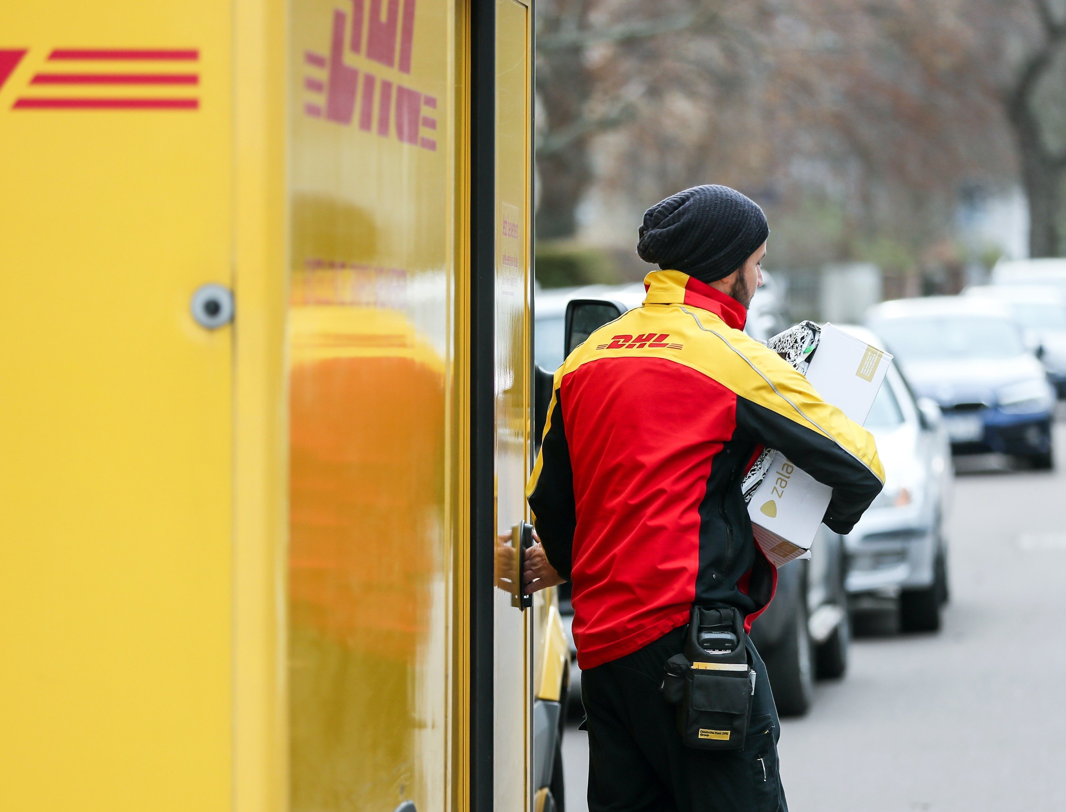 DHL-Neuerung: Empfänger müssen Unterschrift in Zukunft bezahlen | Express