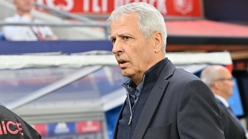 Lucien Favre, ehemaliger Trainer von Borussia Mönchengladbach und heutiger Coach von OGC Nizza, am 11. November 2022 beim Spiel gegen Olympique Lyon grimmig schauend.