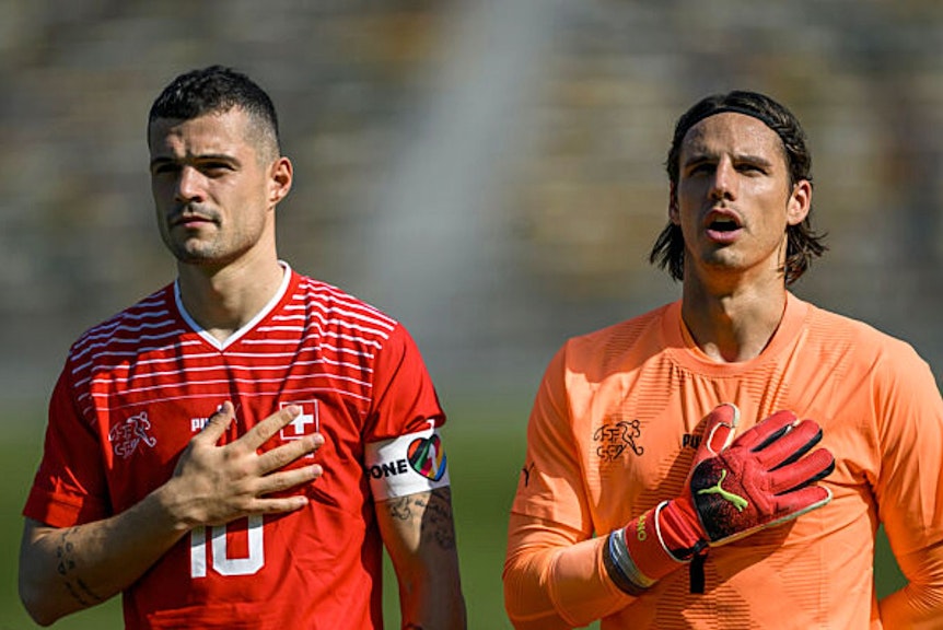 Gladbach-Star Yann Sommer (r.) hat am Donnerstag (17. November 2022) sein Comeback nach einer Sprunggelenksverletzung gegeben. Der Keeper ist beim Länderspiel der Schweiz gegen Ghana zum Einsatz gekommen. Neben ihm ist Ex-Boussia Kapitän und Arsenal-London-Star Granit Xhaka zu sehen.