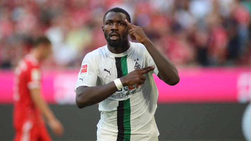 Gladbach-Stürmer Marcus Thuram bejubelt auf diesem Bild seinen Treffer für die Borussia beim Bundesliga-Duell gegen Bayern München am 27. August 2022 in der Allianz-Arena. Der Franzose macht eine Geste mit seinen beiden Armen.