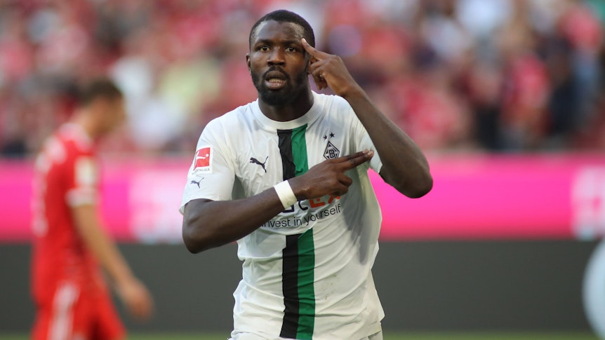 Gladbach-Stürmer Marcus Thuram bejubelt auf diesem Bild seinen Treffer für die Borussia beim Bundesliga-Duell gegen Bayern München am 27. August 2022 in der Allianz-Arena. Der Franzose macht eine Geste mit seinen beiden Armen.