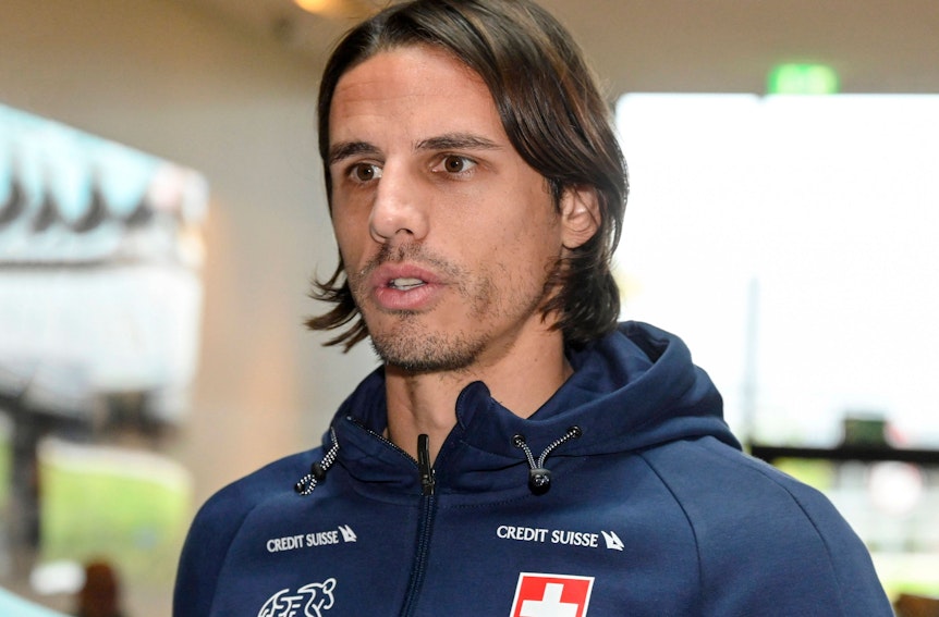 Keeper Yann Sommer, der bei Fußball-Bundesligist Borussia Mönchengladbach unter Vertrag steht, nimmt für sein Heimatland Schweiz an der Weltmeisterschaft in Katar teil. Auf diesem Foto ist er am 14. November 2022 zu sehen. Sommer trägt eine dunkle Traininsjacke, auf der Landeslogo der Schweiz zu sehen ist.