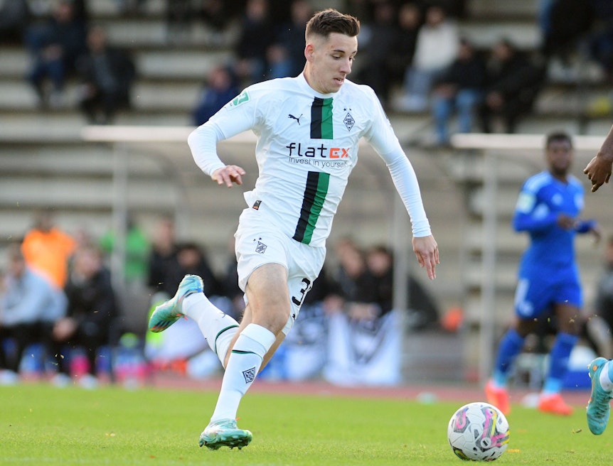 West-Klassiker am Freitag (18. November 2022) im Rheydter Grenzlandstadion: Die U23 von Borussia Mönchengladbach hat in der Regionalliga West gegen Schalke 04 gespielt. Auf diesem Foto ist Fohlen-Stürmer Conor Noß zu sehen. Noß treibt den Ball nach vorne.