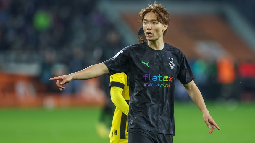 Gladbach-Verteidiger Ko Itakura, hier zu sehen am 11. November 2022 im Borussia-Park während des Bundesliga-Duells gegen Borussia Dortmund, zählt zum Japan-Kader bei der Fußball-WM in Katar. Itakura zeigt seinem Mitspieler auf dem Platz etwas an.