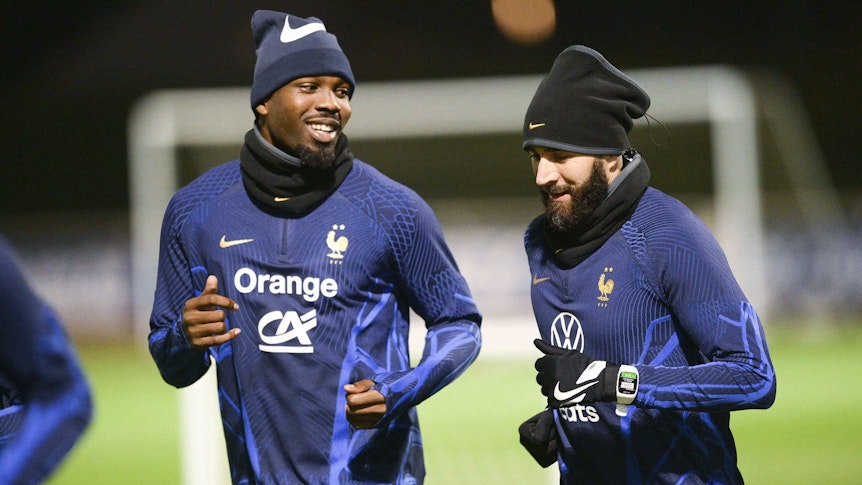 Marcus Thuram (l.) von Borussia Mönchengladbach, hier am 14. November 2022 mit Real Madrids Karim Benzema (r.) beim Training mit der französischen Nationalmannschaft, ist auf dem Transfermarkt angeblich heiß begehrt.
