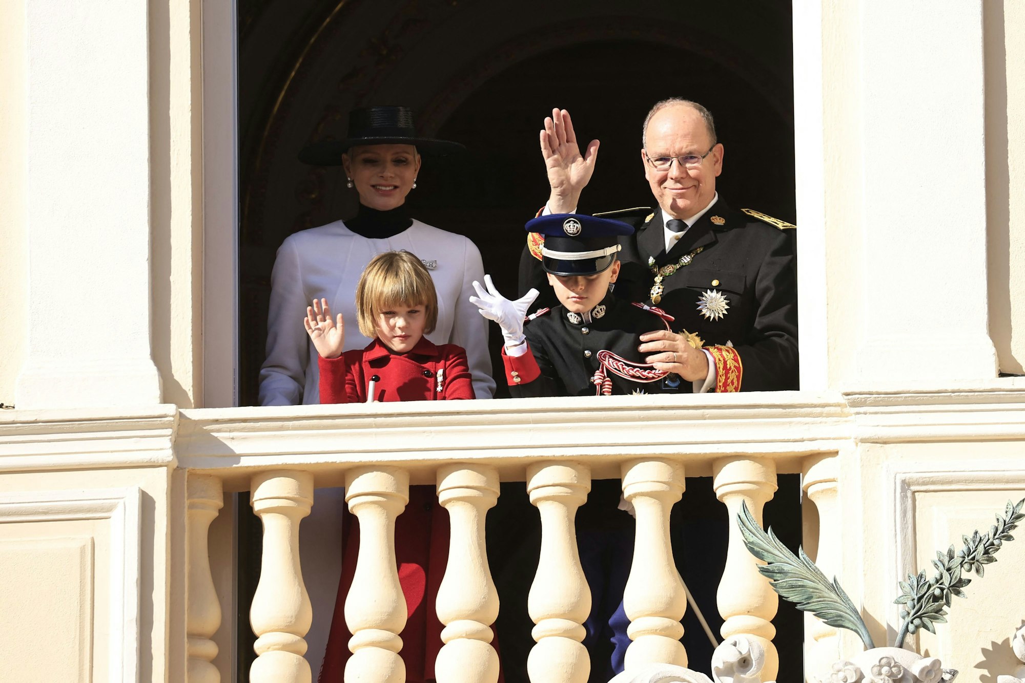 Die Fürstenfamilie winkt vom Balkon. Charlène und Albert II. von Monaco mit ihren Zwillingen Jacques und Gabriella.