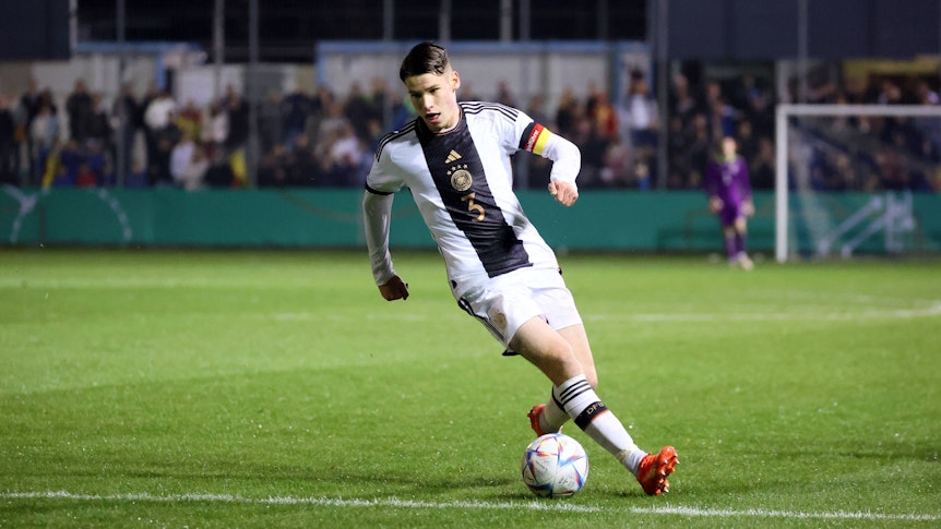 Lukas Ullrich, hier am 25. Oktober 2022 beim U19-Länderspiel zwischen Deutschland und Spanien, soll vor einem Wechsel zu Borussia Mönchengladbach stehen.