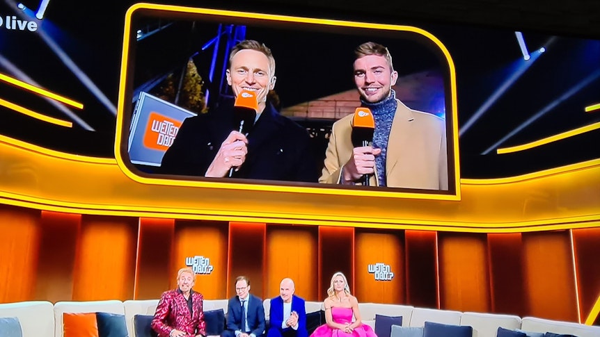 Sportreporter Jochen Breyer (l.) und Fußballspieler Christoph Kramer von Borussia Mönchengladbach moderierten am Samstagabend (19. November 2022) die Außenwette in der Unterhaltungsshow „Wetten, dass..?“.