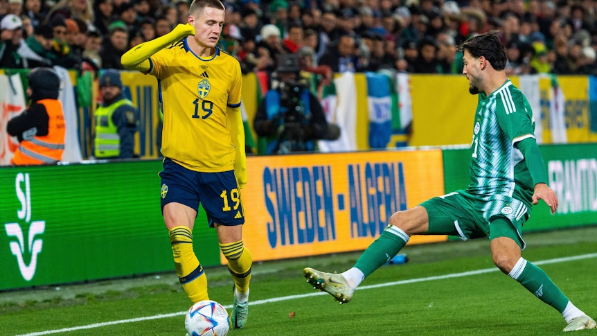 Ramy Bensebaini (r.) von Borussia Mönchengladbach am 19. November 2022 beim Länderspiel zwischen Algerien und Schweden beim Zweikampf mit Mattias Svanberg (l.).